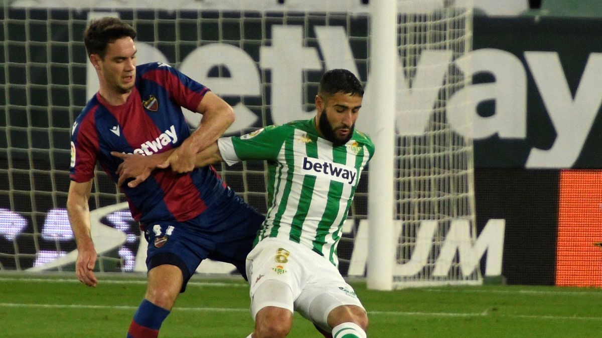 PAP/EPA / Raul Caro Cadenas / Na zdjęciu: Nikola Vukcević i Nabil Fekir