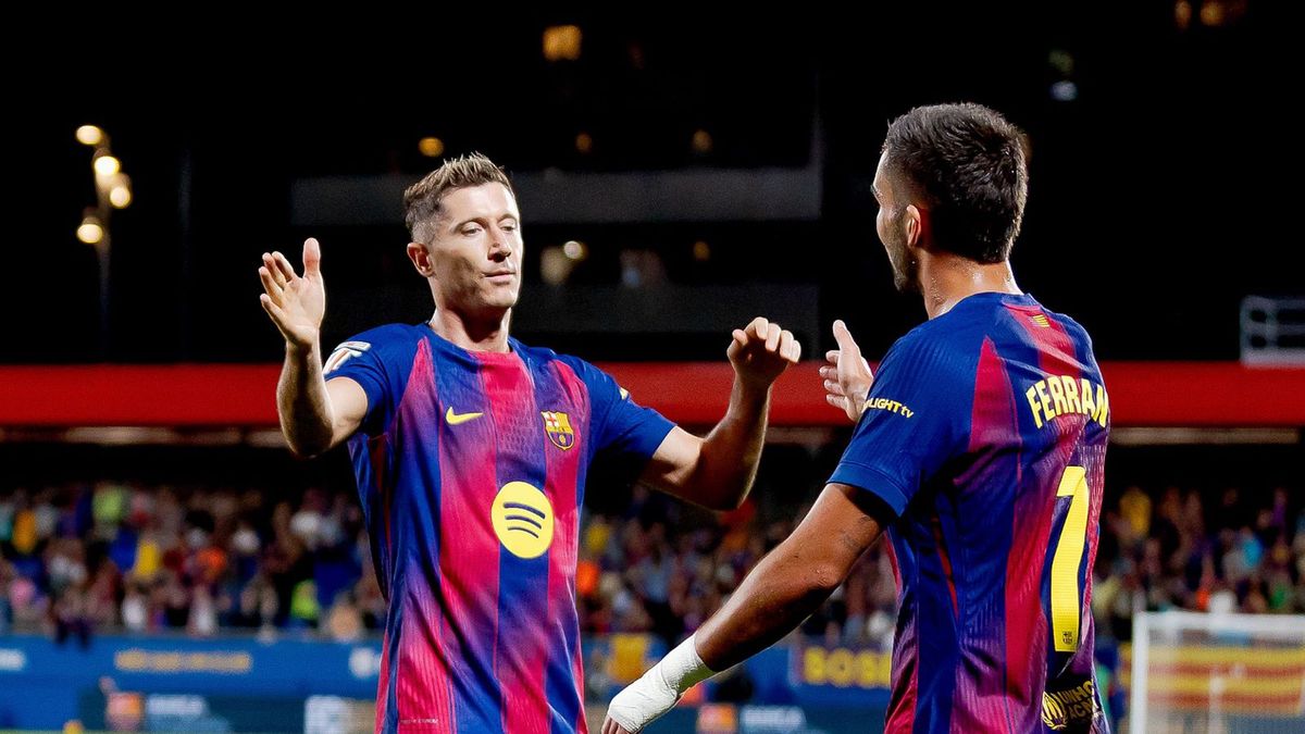 Getty Images /  David Ramirez/Soccrates / Na zdjęciu: Robert Lewandowski i Ferran Torres