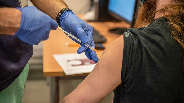 Zaraził się koronawirusem po przyjęciu dwóch dawek szczepionki