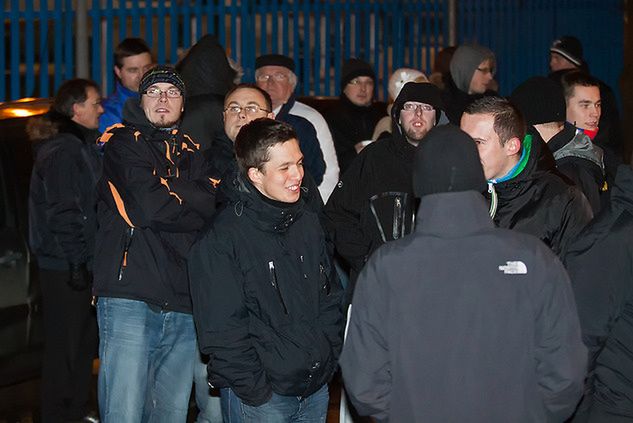 Kibice Wybrzeża zebrani pod stadionem (fot. Tomasz Oktaba)