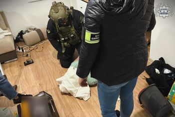 Policjanci z Katowic rozbili międzynarodową grupę przestępczą. Zatrzymano 15 osób WIDEO