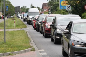 Sezon wakacyjny oficjalnie rozpoczęty. Korki na drodze dojazdowej do Mielna
