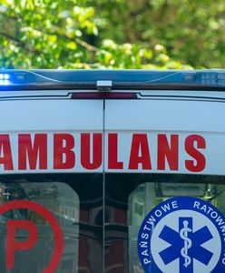 Nowy Sącz. Karetka jadąca na sygnale zderzyła się z osobowym seatem. Ambulans wywrócił się na bok. Są ranni