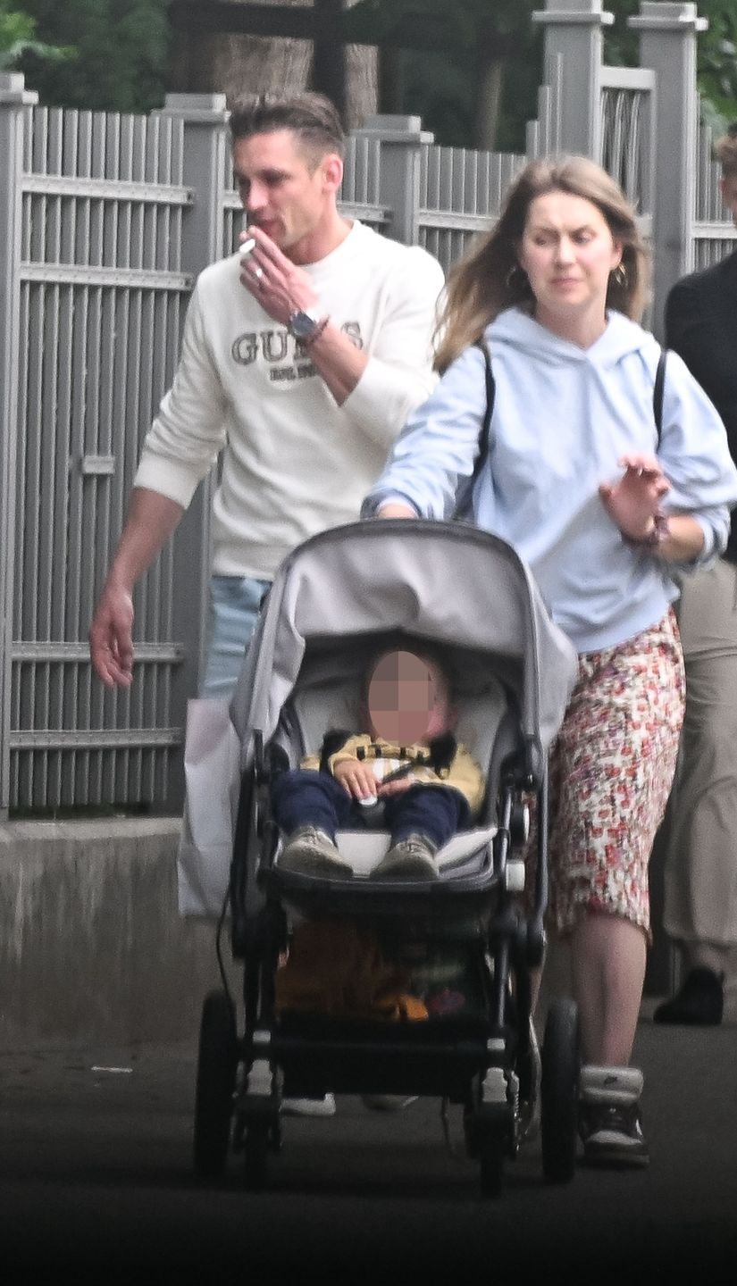 Filip Gurłacz z żoną i dziećmi na mieście