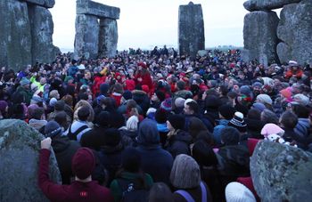 Tłumy to mało powiedziane. Świętowali zimowe przesilenie w Stonehenge
