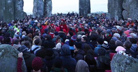 Tłumy to mało powiedziane. Świętowali zimowe przesilenie w Stonehenge