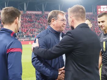 Niedawno był na Widzewie, teraz jest najbliżej zastąpienia Michała Probierza