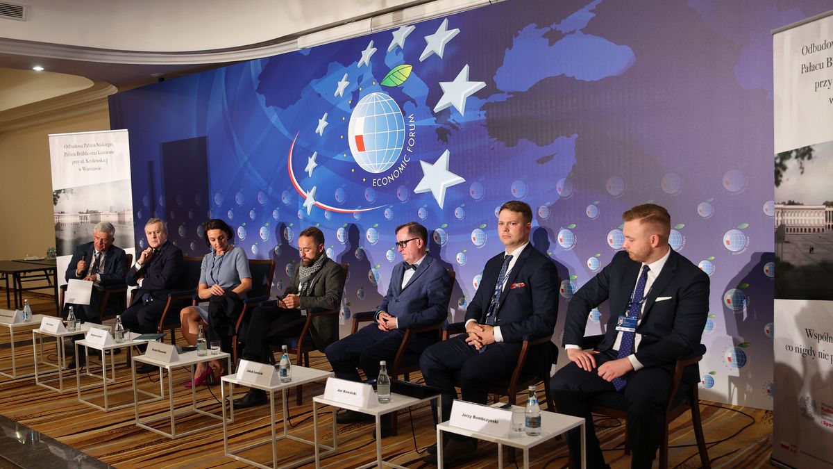 Karpacz, 07.09.2021. Wicepremier, minister kultury, dziedzictwa narodowego i sportu Piotr Gliński (2L), senator Stanisław Karczewski (L), Generalny Konserwator Zabytków Magdalena Gawin (3L), zastępca Prezydenta Miasta Stołecznego Warszawy Michał Olszewski (4L), Mazowiecki Wojewódzki Konserwator Zabytków Jakub Lewicki (3P), dyrektor Biura programu �Niepodległa� Jan Kowalski (2P) oraz prezes zarządu Stowarzyszenia Saski 2018 Jerzy Bombczyński (P) podczas panelu "Odbudowa Pałacu Saskiego, Pałacu Brühla � korzyści dla Polski" w ramach XXX edycji Forum Ekonomicznego, 7 bm. w Karpaczu. (amb) PAP/Łukasz Gągulski