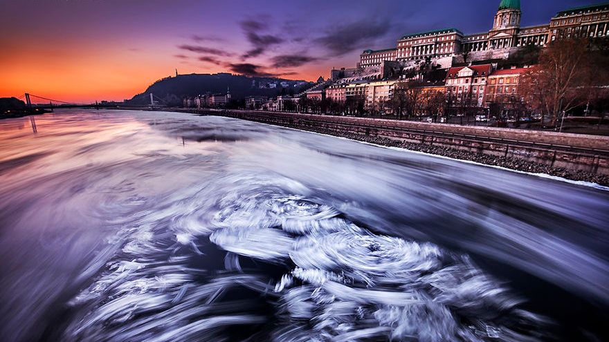 Dunaj zamarzł pierwszy raz od 5 lat. Na zdjęciach Tamasa Rizsavi wygląda zjawiskowo 1