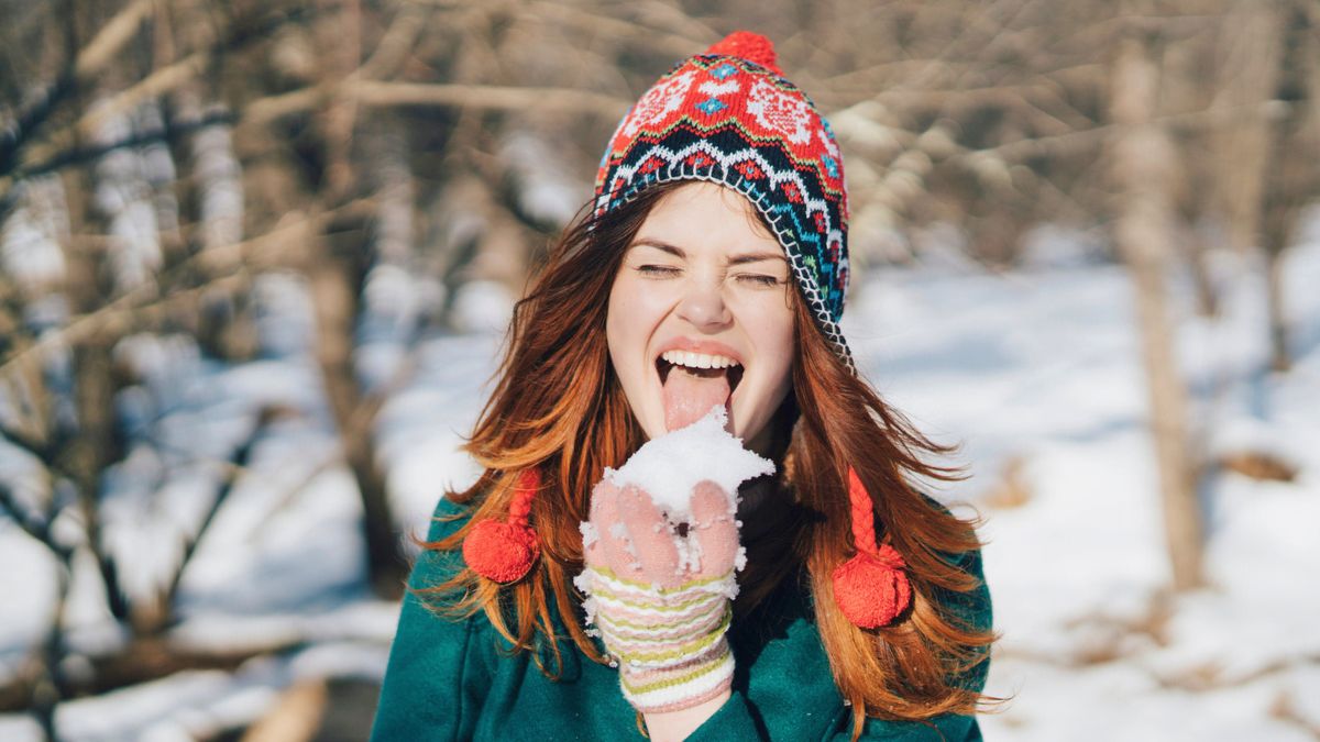 Dziewczyna liże śnieg