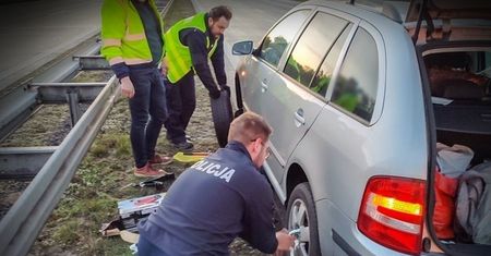 Jechała bez koła po autostradzie. Przykręcili je policjanci