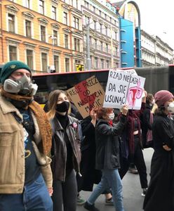 Wrocław. Strajk Kobiet. "Rząd nie ciąża, da się usunąć". Policja szarpała Biedronia