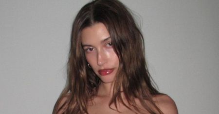 Czekoladowa naked dress. Styl Hailey Bieber w najlepszym wydaniu
