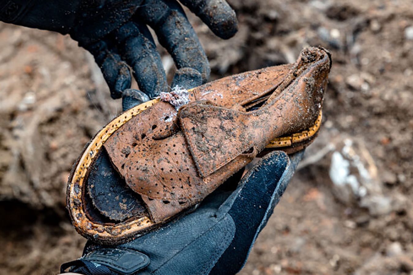 Archeolodzy z Muzeum Getta Warszawskiego wykopali dziecięcy bucik na terenie byłego getta warszawskiego