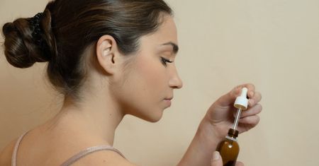 Kwas laktobionowy, retinoidy i witamina E – co korzystnego zaoferują Ci te składniki?