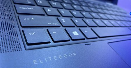 HP Elite Dragonfly. Polska premiera laptopa, który potrafi "zniknąć" ekran