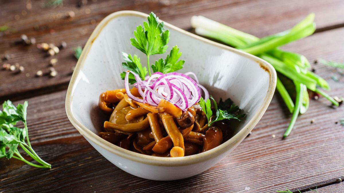 Grzyby marynowane stanowią dobry dodatek do dań mięsnych.