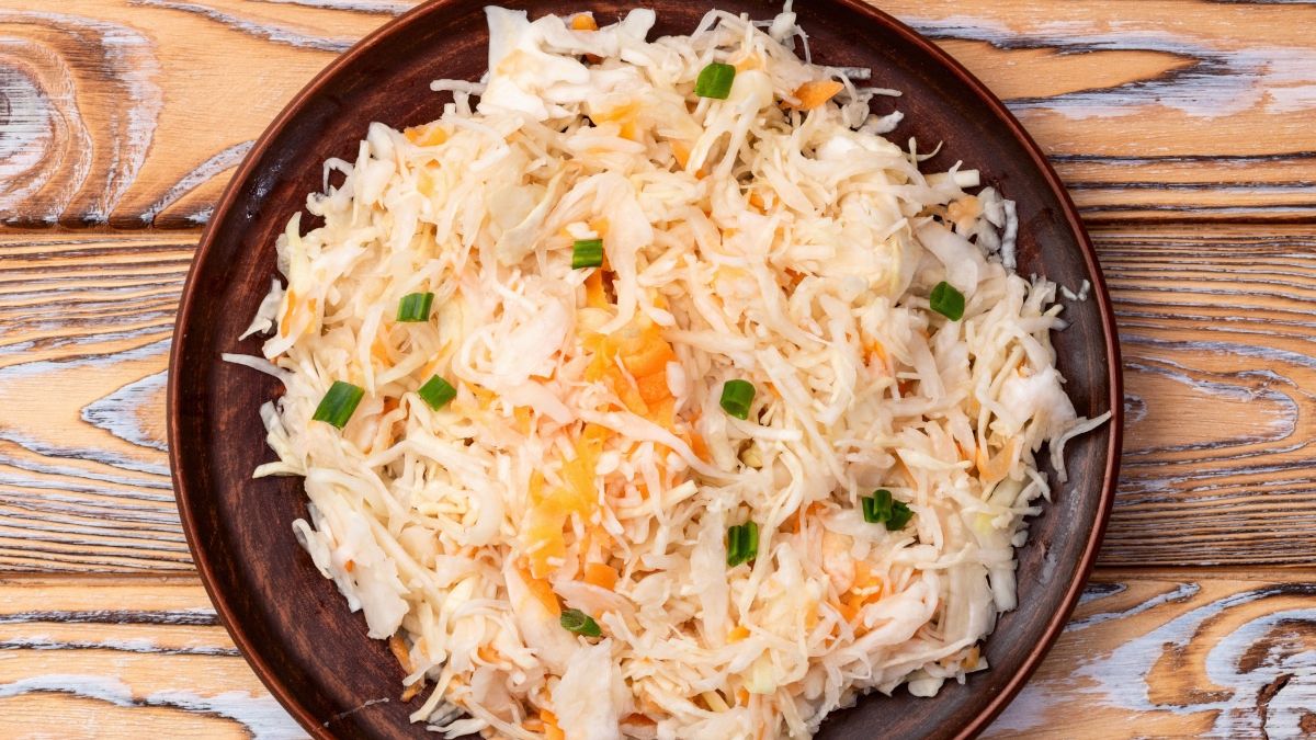 Surówka z kiszonej kapusty z porem