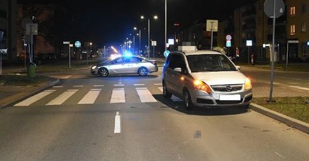 Kierowca Opla potrącił ojca i dziecko przechodzących przez przejście dla pieszych