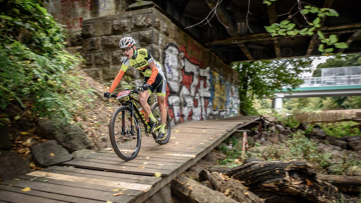 jeden z kolarzy uczestniczących w zawodach Cisowianka Mazovia MTB Marathon w Józefowie