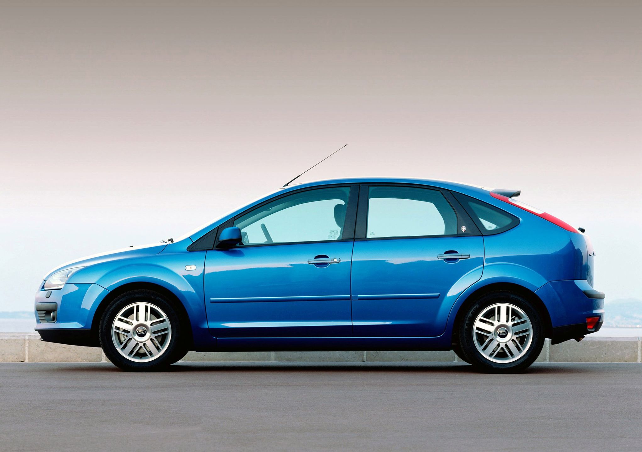 Ford Focus II z pięciodrzwiowym nadwoziem jest wystarczający dla niewymagającej rodziny. Jego bagażnik o pojemności 385 l nawet wg dzisiejszych standardów wygląda dobrze