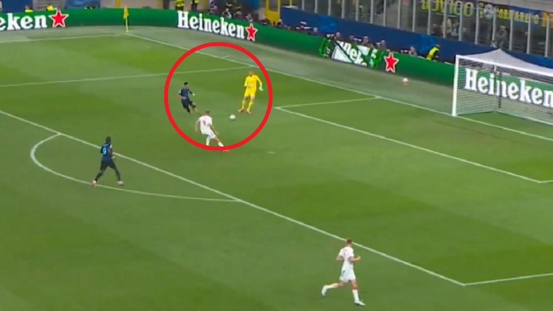 Twitter / Screen / Canal+Sport / Na zdjęciu: Lautaro Martinez wykorzystał koszmarny błąd bramkarza Slavii Praga