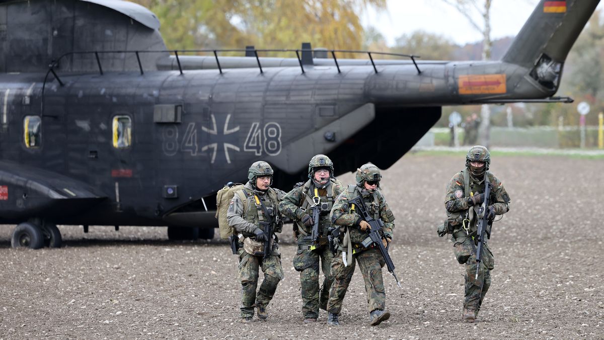 MUNICH, GERMANY - OCTOBER 28: Military police of the Bundeswehr, the German armed forces, participate in the "Marshal Power" exercise on October 28, 2025 near Essenbach, Germany. Approximately 500 Bundeswehr troops and members of local emergency services, including fire departments and police, are simulating various scenarios in public spaces.  (Photo by Alexandra Beier/Getty Images)