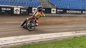 Żużel. Kolejny kontrakt Kacpra Woryny. "Może pokonać każdego zawodnika na świecie"