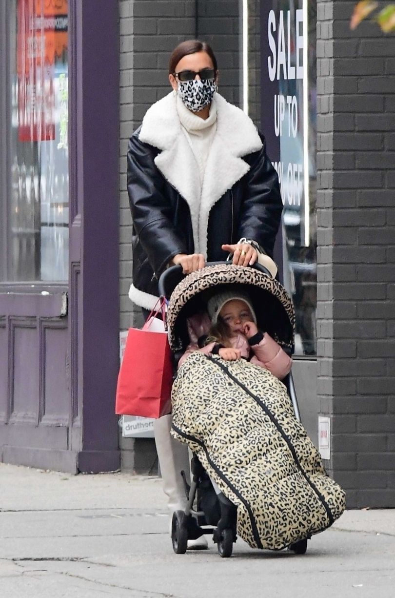 Irina Shayk w białych kozaczkach spaceruje z córką po Nowym Jorku