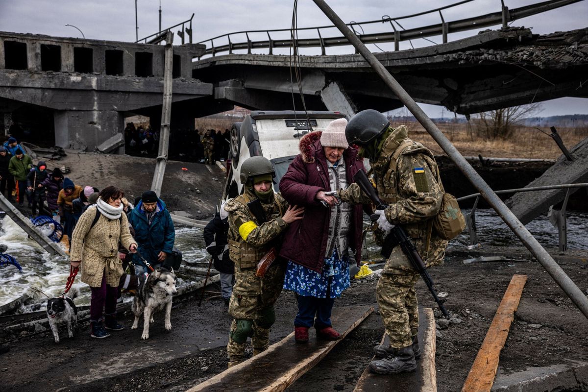 Wojna w Ukrainie. Możliwy szturm na stolicę. Na fot. ewakuacja cywilów z miasta Irpień pod Kijowem
