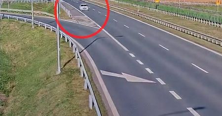 Cofanie na S5 zakończone wypadkiem. Dwie osoby trafiły do szpitala