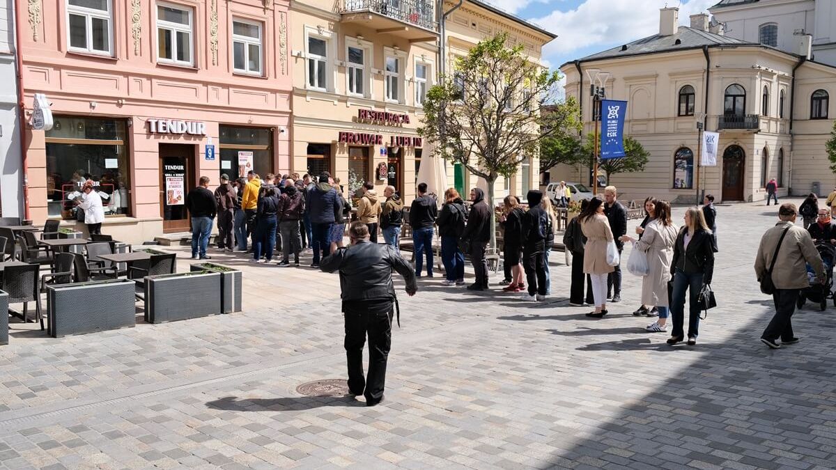 Kolejka przed otwarciem Tendur Kebab w Lublinie