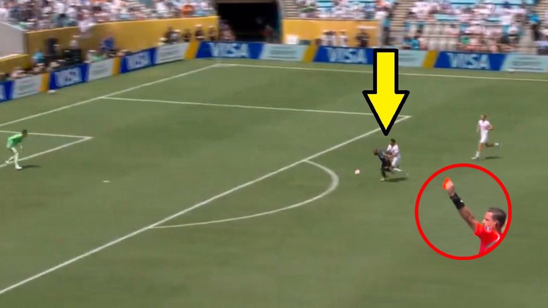 Twitter / Screen / DAZN / Na zdjęciu: Raul Asencio bardzo szybko wyleciał z boiska