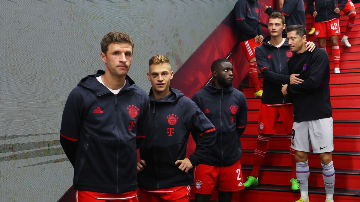 na pierwszym planie piłkarze Bayernu Monachium, z prawej strony: Robert Lewandowski