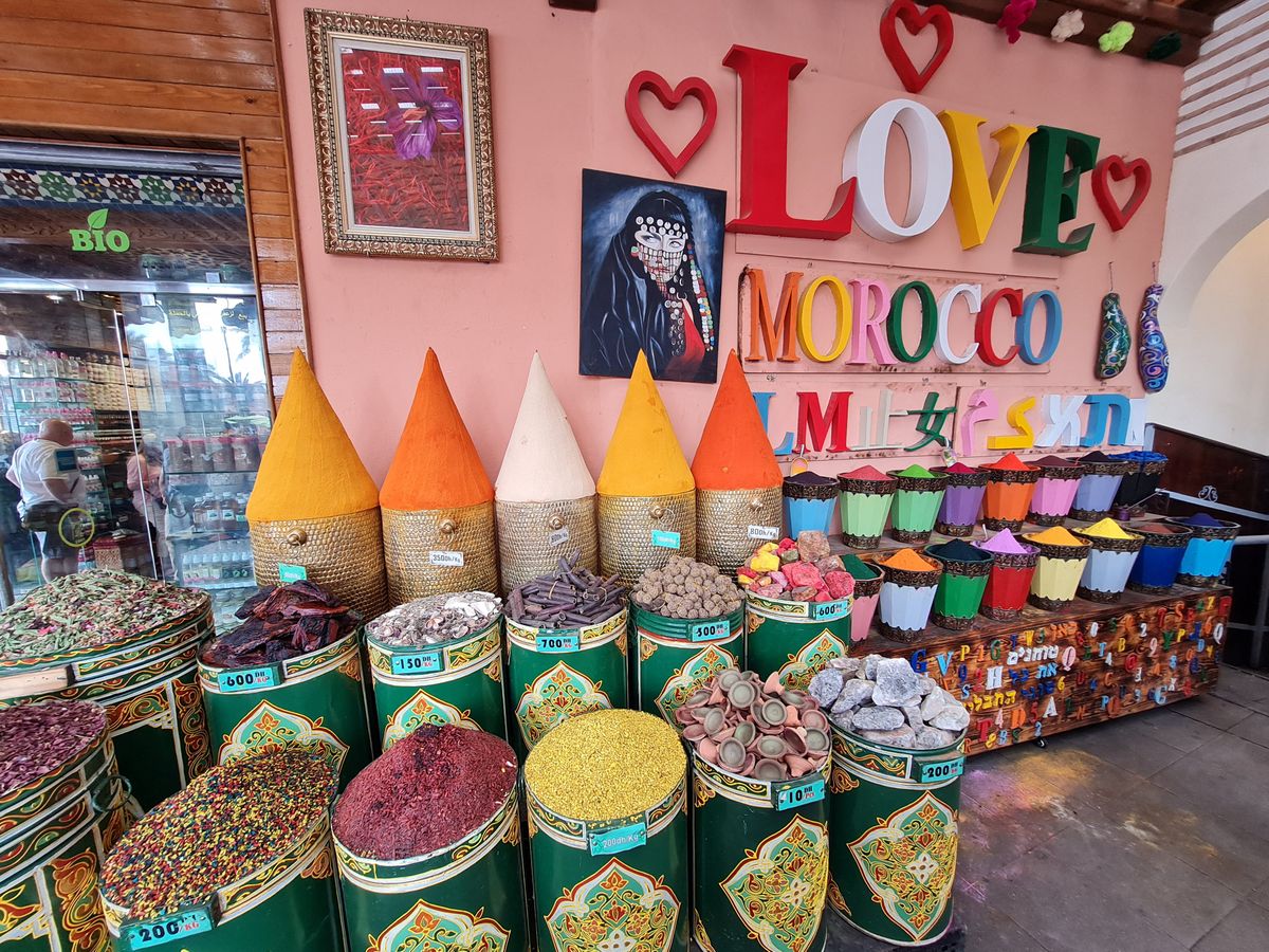 Arabskie targowisko w Marrakeszu pełne jest kolorów i zapachów