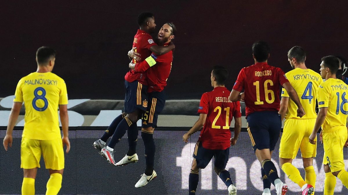 radość piłkarzy reprezentacji Hiszpanii po strzelonym golu