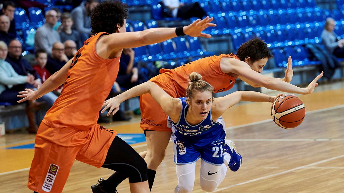 PAP / Adam Warżawa / Na zdjęciu: Gabrielle Ortiz w walce z defensywą CCC Polkowice