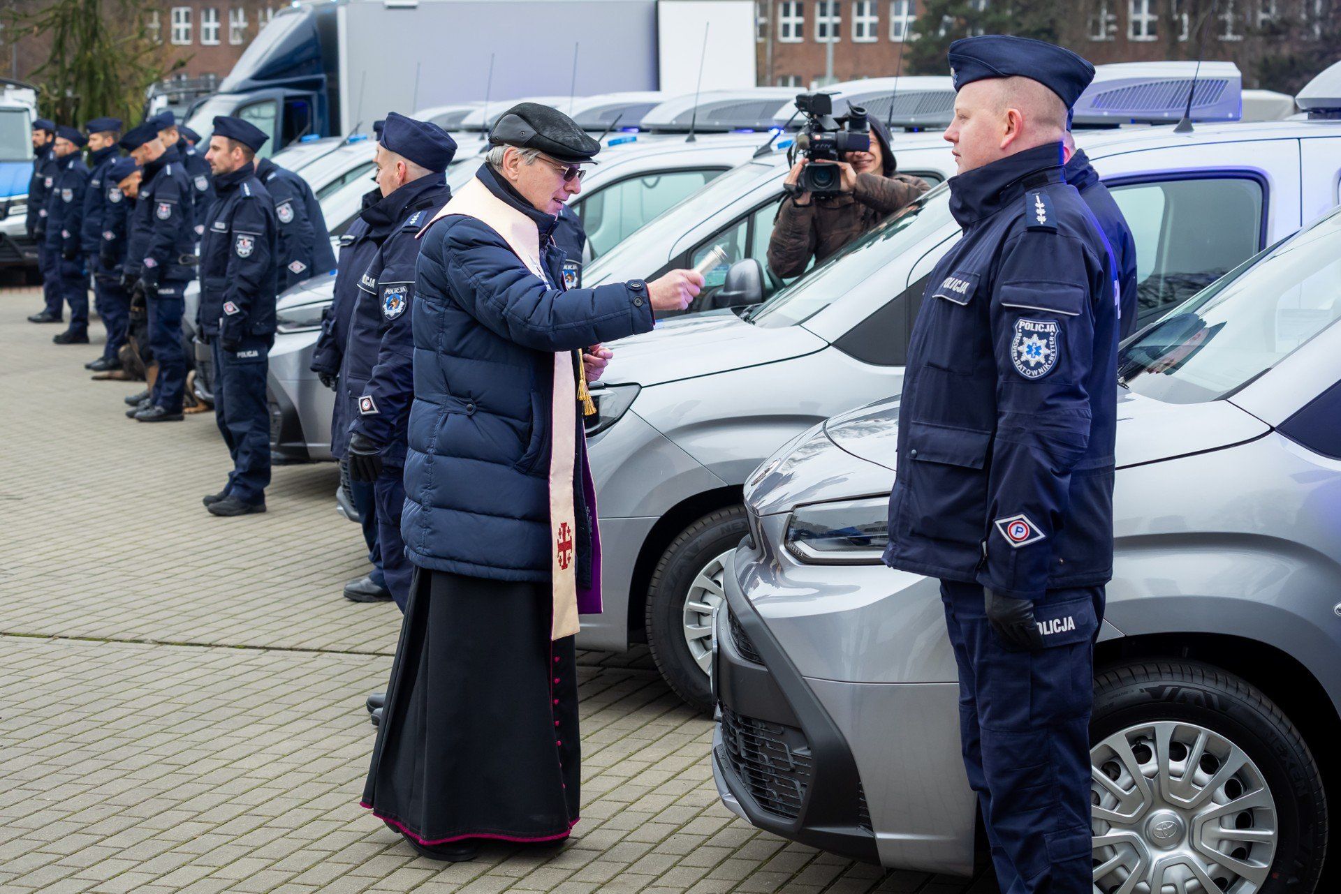 Kujawsko-pomorska policja wzbogaciła się o 13 nowoczesnych samochodów i 8 dronów. 