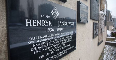 Gdańsk. Zniszczono tablicę poświęconą ks. Henrykowi Jankowskiemu