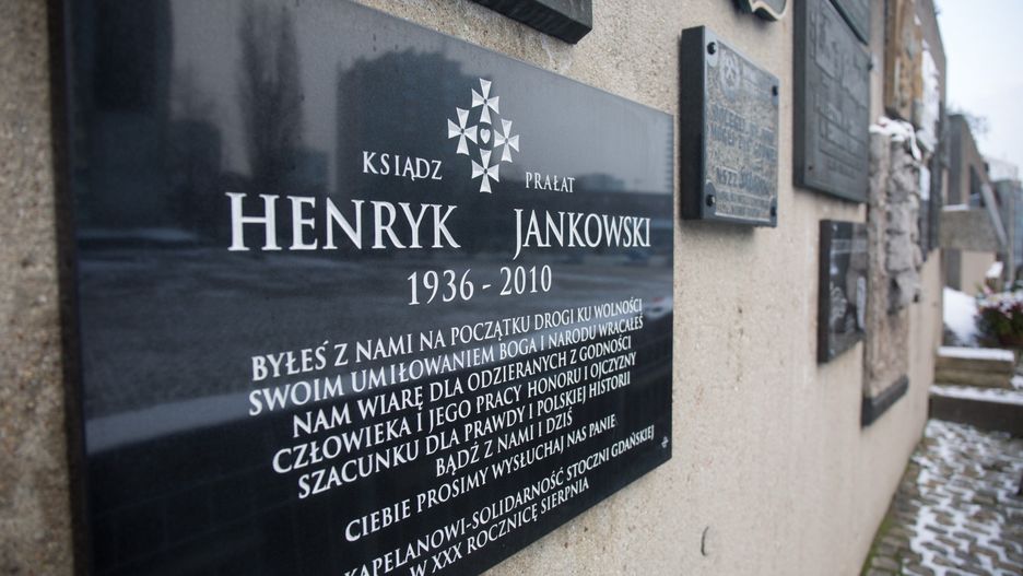 Tablica była zainstalowana na murze niedaleko Pomnika Poległych Stoczniowców w Gdańsku