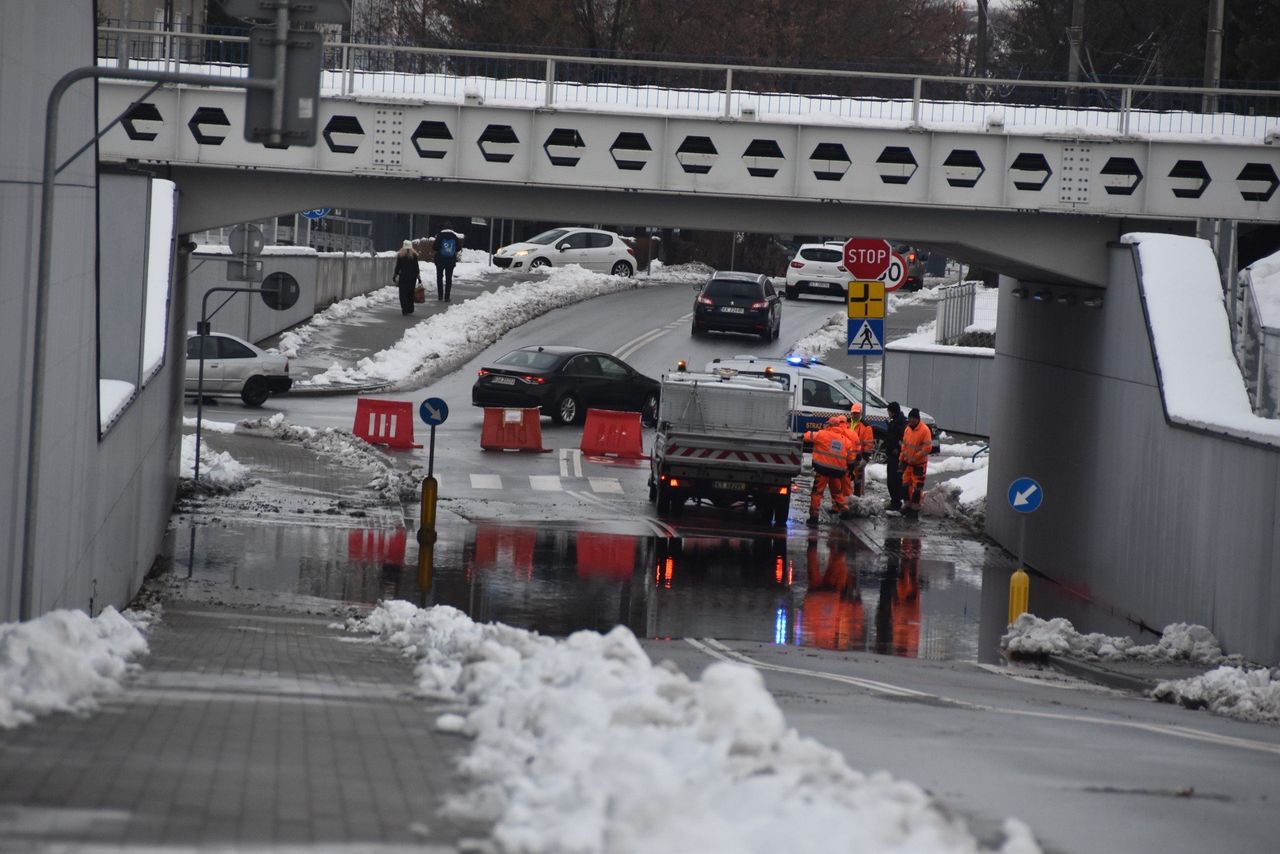 Tarnów: Zalana droga pod wiaduktem kolejowym na al. Tarnowskich