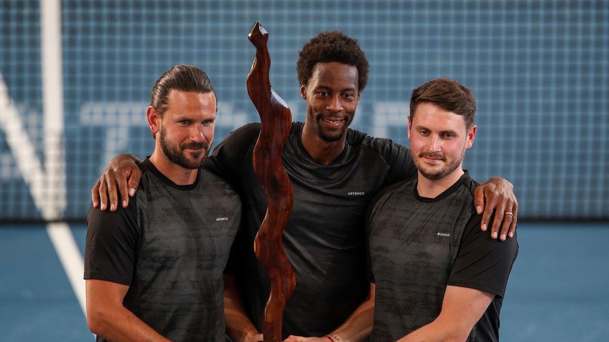 Gael Monfils (w środku) cieszy się ze zwycięstwa w turnieju w Adelajdzie razem ze swoim sztabem