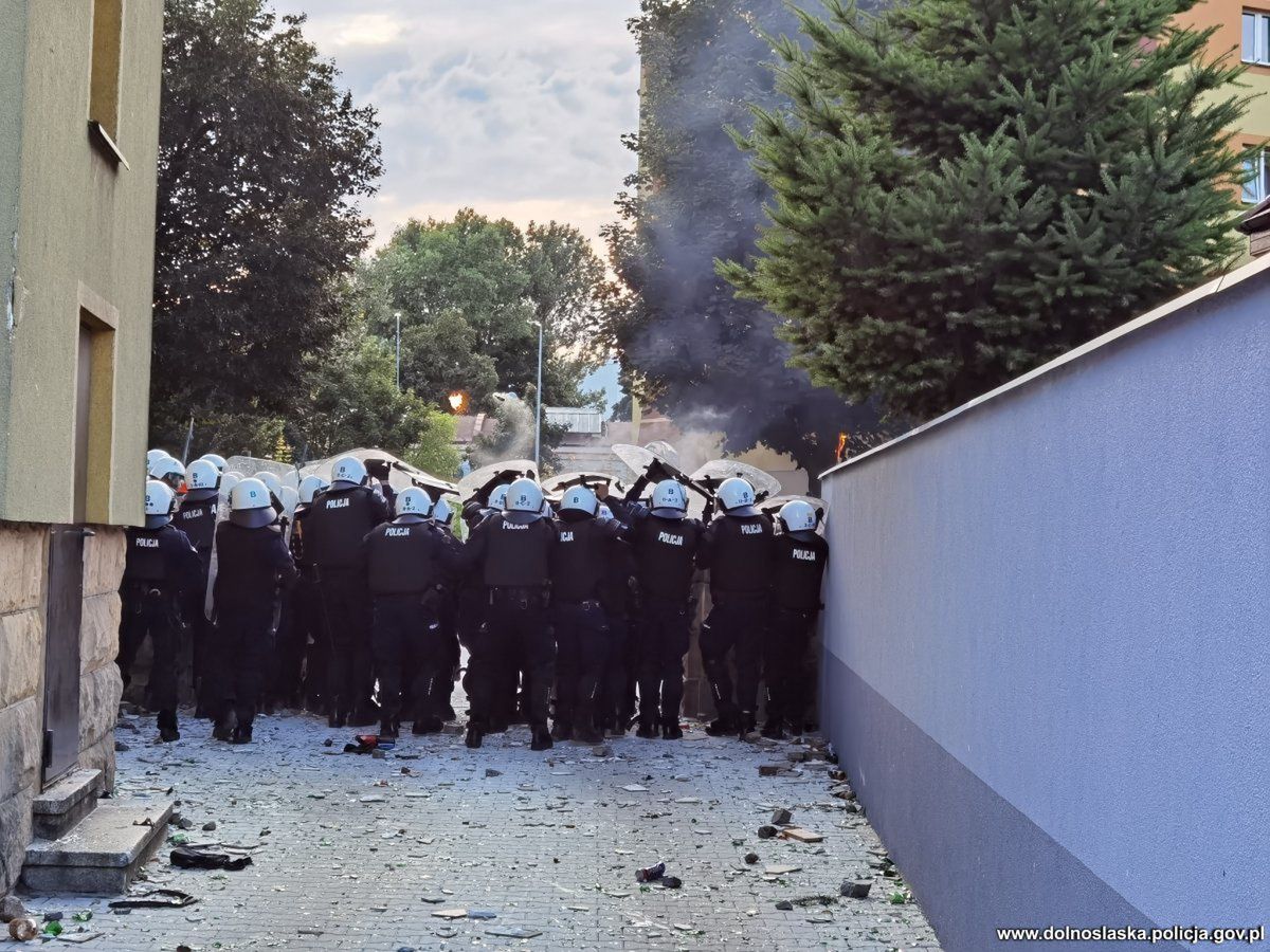 Zamieszki przed komendą w Lubinie. Policja zatrzymała ponad 40 osób