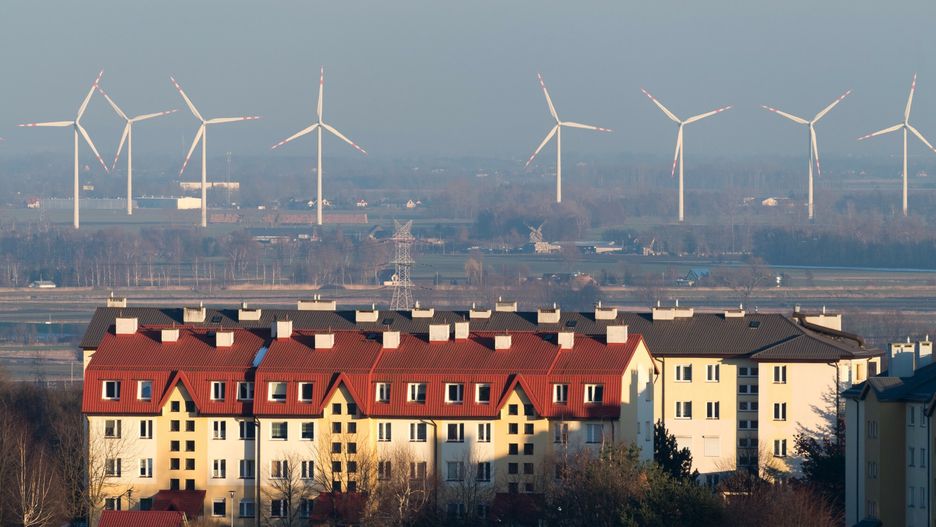 Farma wiatrowa w tle osiedle mieszkaniowego w Gdańsku