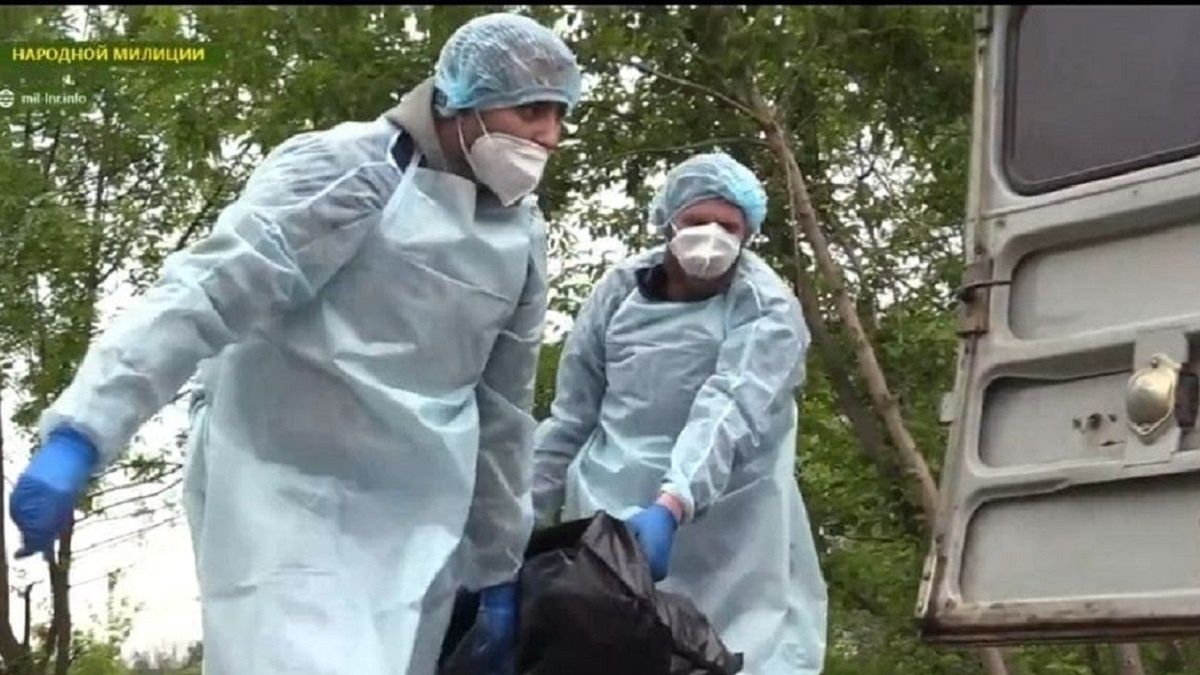 Zmuszają ukraińskich jeńców do zbierania ciał zmarłych 