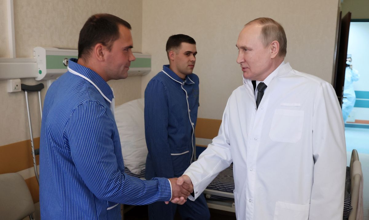 Prezydent Rosji wizytuje szpital w Moskwie. 