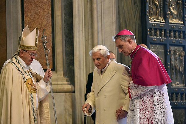 Papież Franciszek: Benedykt XVI ma problemy z poruszaniem się