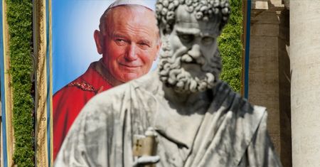 Dekanonizacji nie będzie, ale poważna dyskusja powinna się odbyć [OPINIA]