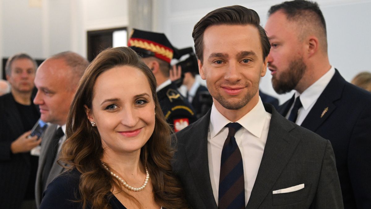 Warszawa, 13.11.2023. Posłowie Konfederaci Karina Bosak (C-L) i Krzysztof Bosak (C-P) na korytarzu sejmowym przed pierwszym posiedzeniem izby w Warszawie, 13 bm. (jm) PAP/Radek Pietruszka