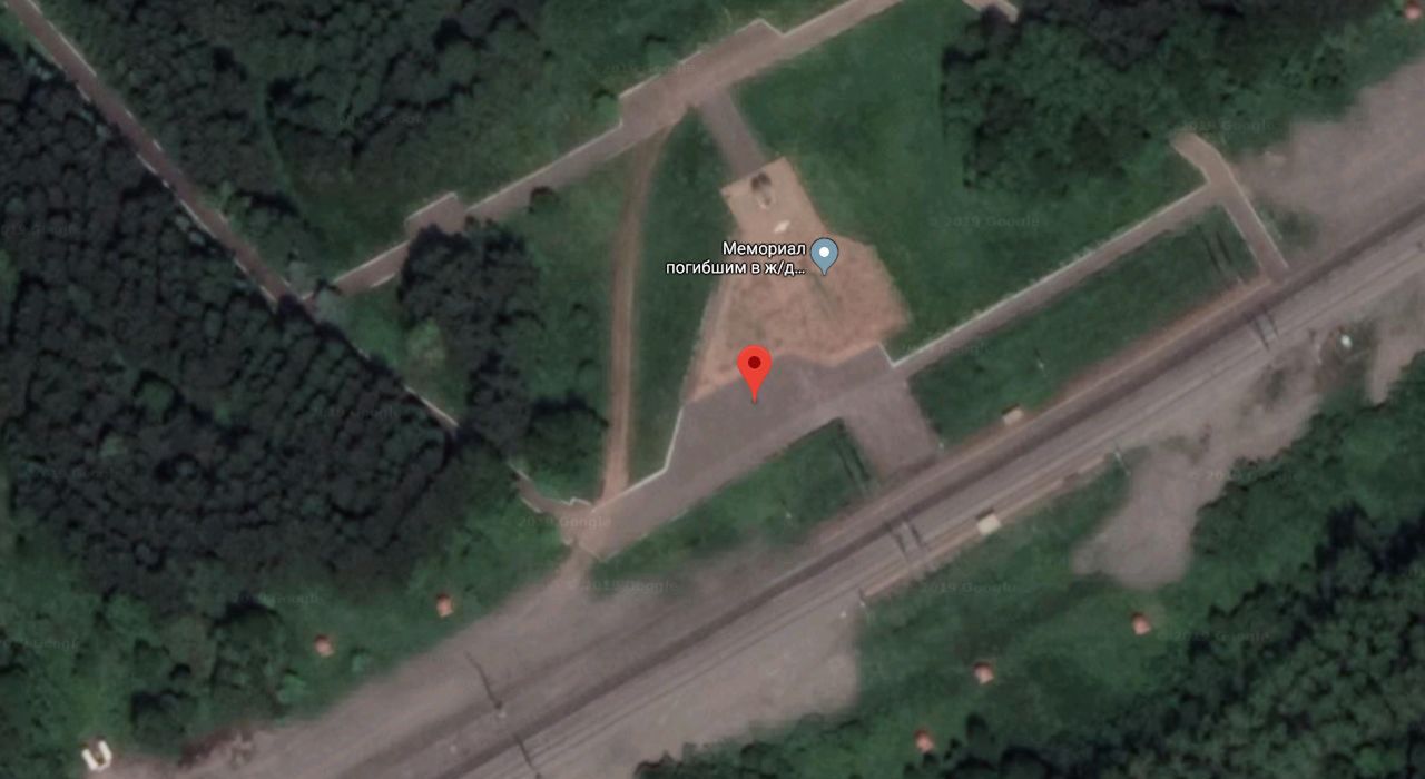 Satelitarny widok miejsca katastrofy z upamiętniającym ją monumentem - 54°56'54"N   57°5'23"E